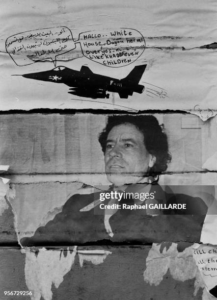Affiche déchirée de Mouammar Kadhafi sur un mur à Tripoli en décembre 1986, Libye.