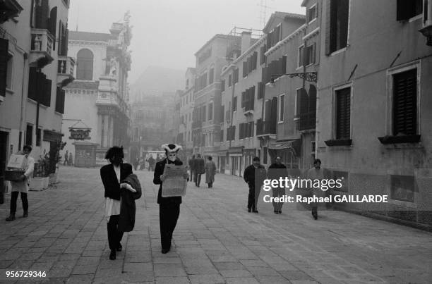 Personnes déguisées lors du carnaval de Venises en février 1987, Italis.