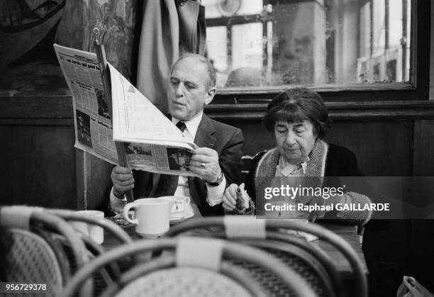 Roger Viollet et sa femme prennent le petit déjeuner au Café de Flore à Paris en décembre 1986, France.