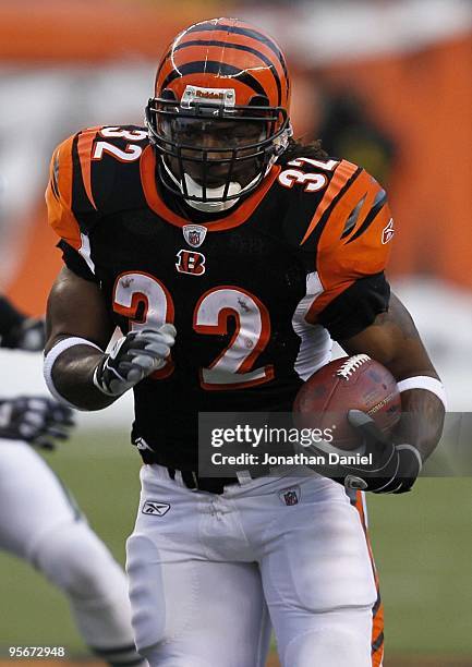 Cedric Benson of the Cincinnati Bengals runs the ball in the first quarter against the New York Jets during the 2010 AFC wild-card playoff game at...