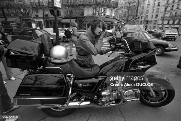 Les Motesses', agence de femmes motards à Paris en avril 1985, France.