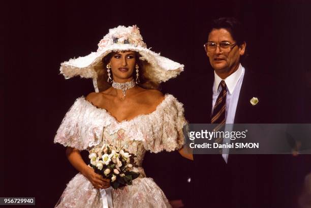 Le top model Laetitia Scherrer en robe de mariée et son père le couturier Jean-Louis Scherrer lors des collections Haute Couture Printemps-Eté 1992...