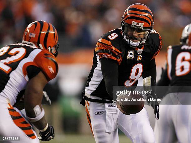 Quarterback Carson Palmer of the Cincinnati Bengals hands the ball off to running back Cedric Benson in the first half against the New York Jets...