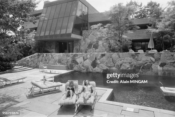Björn Borg et sa femme Mariana au bord de leur piscine dans leur villa de Port Washington à Long Island en aout 1982, Etats-Unis.