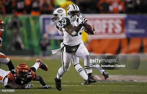 Shonn Greene of the New York Jets runs for a 39-yard touchdown in the first half against the Cincinnati Bengals during the 2010 AFC wild-card playoff...