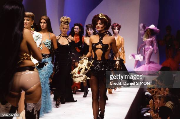 Au centre le top model Helena Christensen lors du défilé Thierry Mugler collection Prêt-à-porter Printemps-Eté 1992 en octobre 1991 à Paris, France.