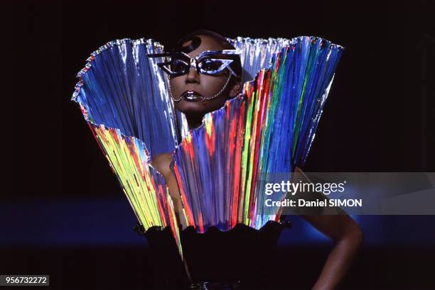 Col géant lors du défilé Paco Rabanne collection Haute Couture Printemps-Eté 1992 en janvier 1992 à Paris, France.