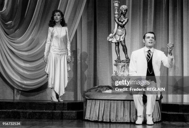 Sabine Haudepin et Lambert Wilson dans la pièce 'Léocadia' de Jean Anouilh en septembre 1984 à Paris, France.