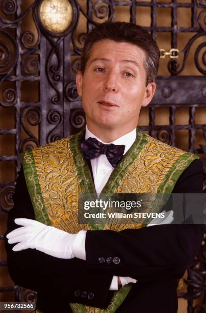 Christian Pozzo di Borgo, grand maître du Grand Orient de France, portant la tenue traditionnelle, à savoir notamment, le tablier et les gants blancs...