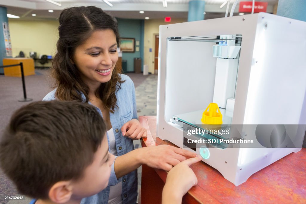 Jonge jongen en zijn moeder leren over 3D printers