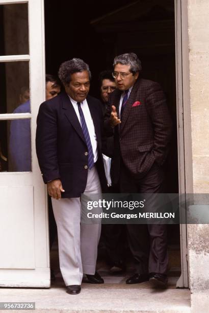 Jean-Marie Tjibaou, leader du FLNKS, et Jean-Paul Huchon, directeur de cabinet, à l'hôtel Matignon le 3 octobre 1988 à Paris, France.