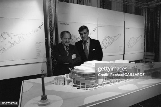Le musicien Pierre Boulez à gauche regarde la maquette du futur Opéra Bastille présenté le 2 février 1986 à Nanterre, France.