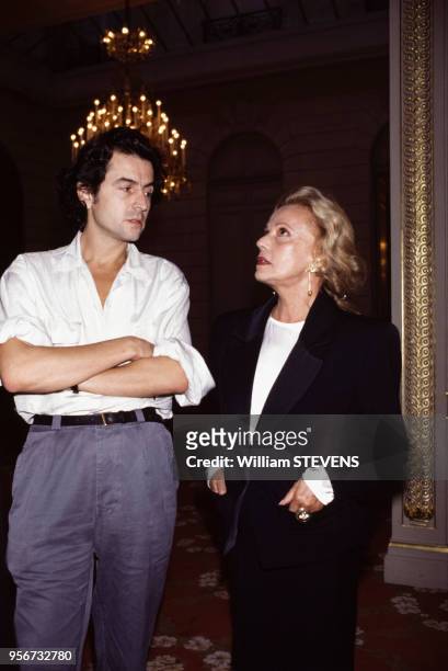 Bernard-Henri Lévy et Jeanne Moreau lors d'une remise de décoration le 6 octobre 1988 à Paris, France.
