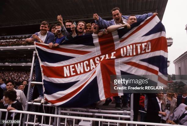 Supporters du club de football britannique Newcastle United brandissant un drapeau le 2 octobre 1988 à Paris, France.