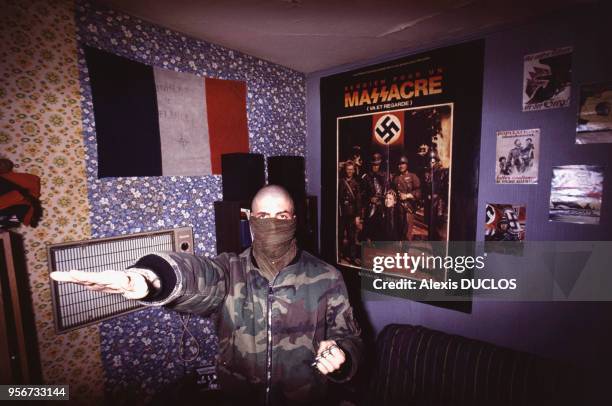 Un skinhead entrain de faire le salut nazi en novembre 1988 à Paris, France.