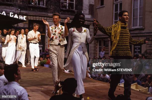 Défilé de mode masculine Dries Van Noten, collection Printemps-été 93 à Paris le 6 juillet 1992, France.