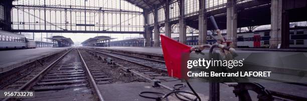 Verrière et voies de chemin de fer de la gare d'Austerlitz, circa 1980, à Paris, France.