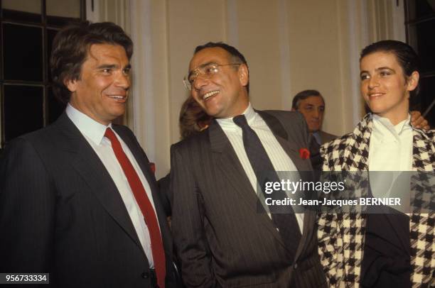 Bernard Tapie présente son nouveau disque en compagnie des Yves Mourousi et de sa femme à Paris le 6 janvier 1986, France.