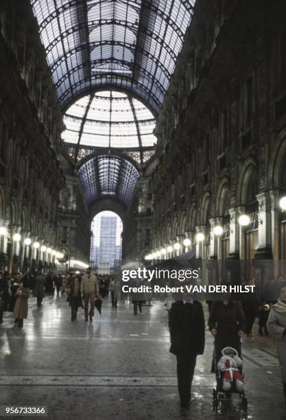 La galerie marchande couverte par une verrière Victor Emmanuel II en août 1976 à Milan, Italie.