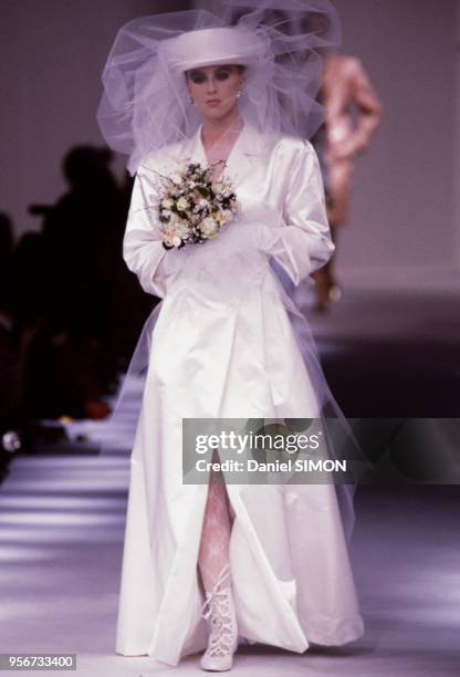 Robe de mariée dans le défilé Christian Dior en mars 1985 à Paris, France.