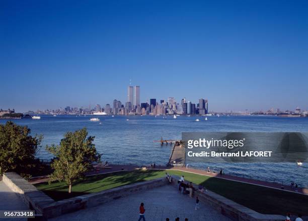 Les tours jumelles du World Trade Center et la presqu'île de Manhattan, circa 1980, à New York, Etats-Unis.