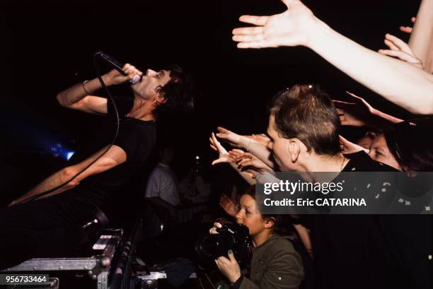 Brett Anderson, chanteur du groupe Suede lors d'un concert en avril 1997 à Bourges, France.