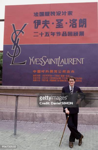 Le couturier Yves Saint Laurent lors d'un voyage en Chine en mai 1985.