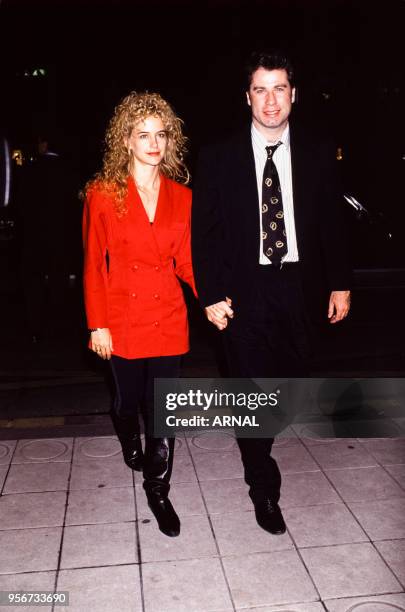 John Travolta et sa fiancée Kelly Preston main dans la main en septembre 1991 à Paris, France.