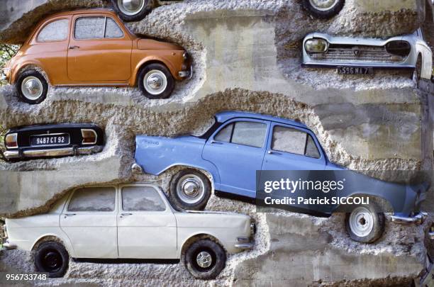 Long Term Parking', sculpture monumentale d'Arman composée d'une accumulation de 59 voitures superposées coulées dans le béton en novembre 1982 à...