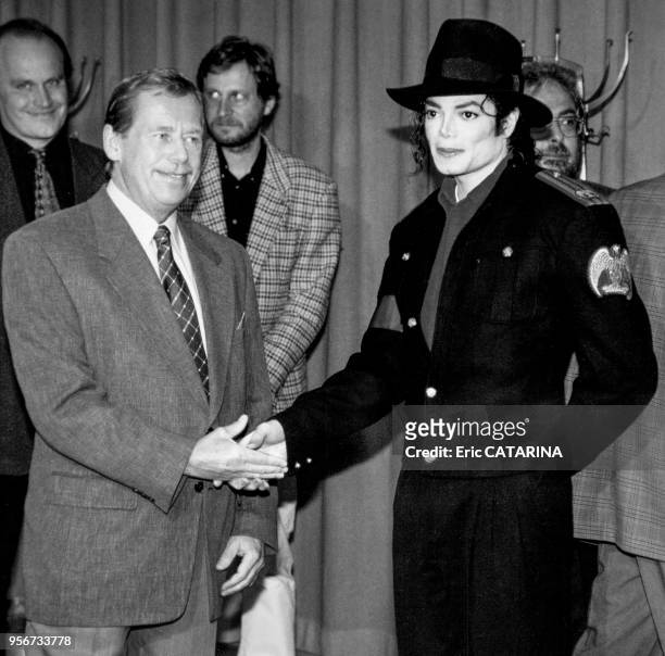 Michael Jackson rencontre le président Vaclav Havel lors d'un concert le 8 septembre 1996 à Prague, République tchèque.