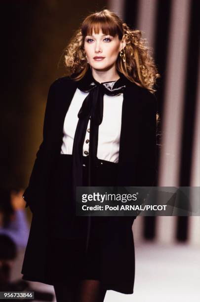 Le top model Carla Bruni lors du défilé Valentino en mars 1994 à Paris, France.