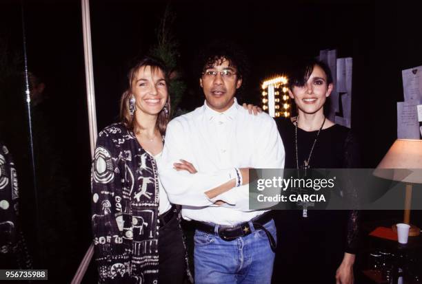 Véronique Jannot et Jeanne Mas félicitent le chanteur Laurent Voulzy dans sa loge en décembre 1993 à Paris, France.