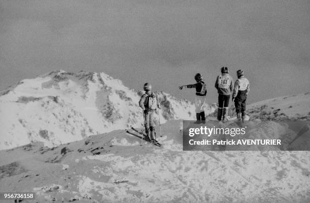 Skieurs au sommet d'une montagne en mars 1986, France.