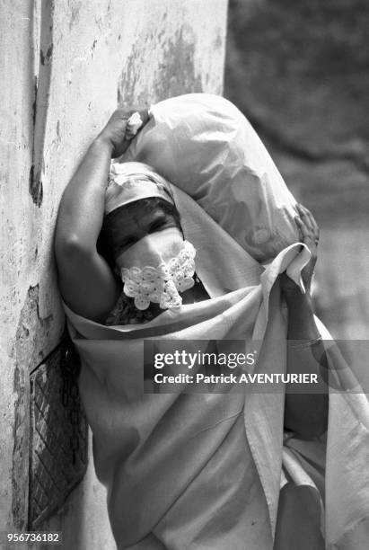 Femme voilée portant un sac sur son épaule en juillet 1985 à Alger, Algérie.