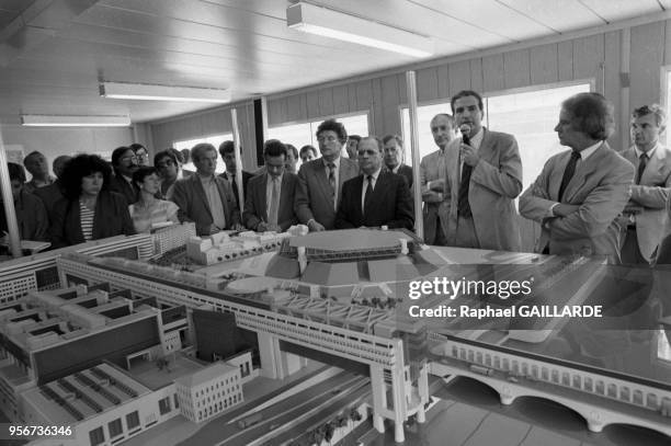 Le ministre de l'Economie et des Finances Pierre Bérégovoy, au centre, devant la maquette du futur ministère des Finances à Bercy le 10 juillet 1985...