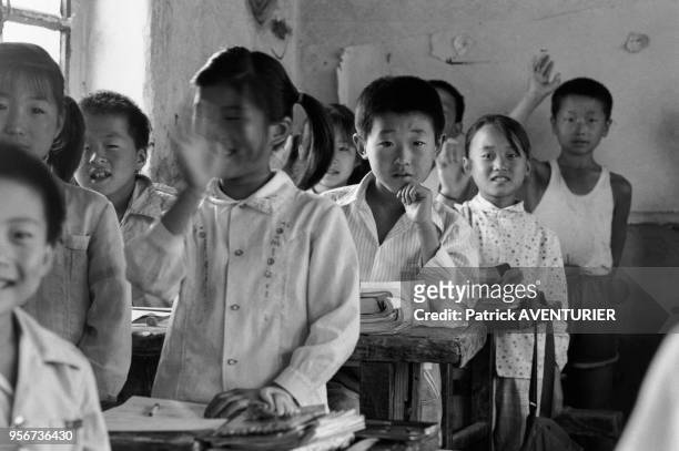 Ecoliers dans la salle de classe d'une école de Pékin en juin 1987, Chine.