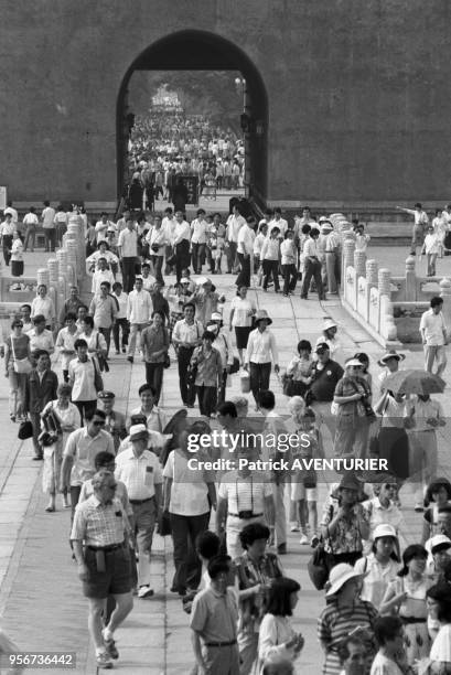 Foule de touristes dans la Cité interdite à Pékin en juin 1987, Chine.