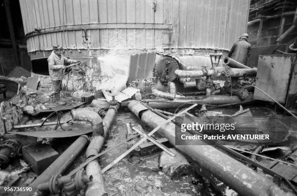Un ouvrier récupère des métaux sur le site d'une aciérie désaffectée à Longwy le 4 février 1988, France.