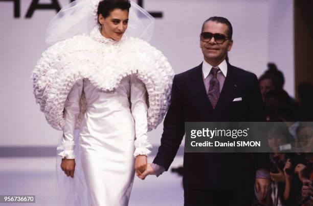 Le top model Inès de la Fressange et le styliste Karl Lagerfeld lors du défilé Chanel en juillet 1987 à Paris, France.