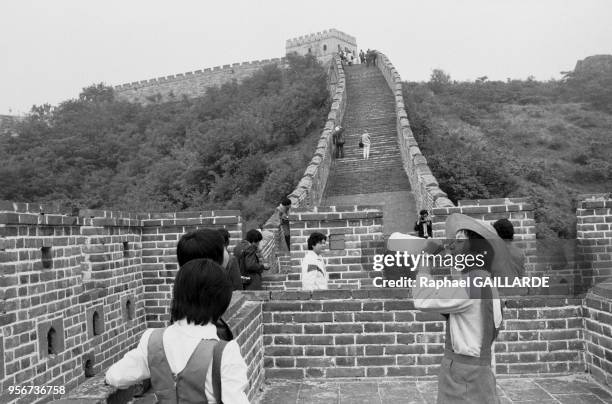 Touristes visitant la Grande Muraille de Chine le 5 juin 1988, Chine.