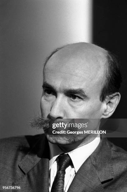 Claude Malhuret, secrétaire détat aux droits de l'homme, lors d'unne émission des 'Dossiers de l'écran' sur Antenne 2 à Paris le 3 novembre 1987,...