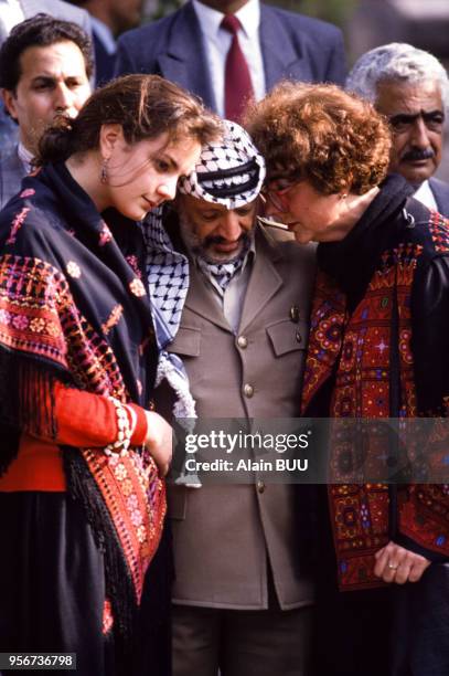 Yasser Arafat lors d'une visite au cimetière sur le tombe de Mahmoud Al Hamchari, ancien représentant de l?OLP en France le 4 mai 1989 à Paris,...