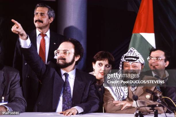 Ibrahim Souss, représentant de l'OLP en France, et Yasser Arafat lors d'une conférence de presse le 3 mai 1989 à Paris, France.