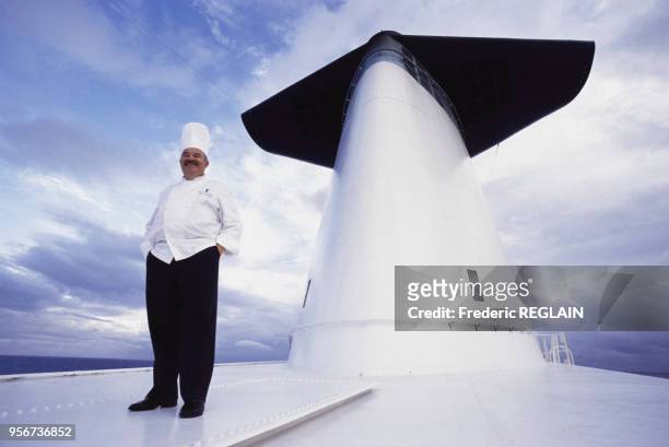 Le cuisinier Pierre Troisgros sur le Norway le 10 décembre 1990.
