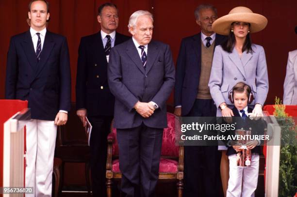 Autour du prince Rainier, son fils le prince Albert et sa fille la princesse Caroline accompagnée de son fils Andrea Casiraghi lors du Grand Prix...