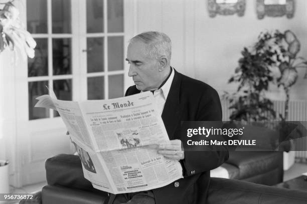 Jacques Lesourne, économiste, directeur-gérant du quotidien Le Monde, chez lui le 8 janvier 1991 à Paris, France.