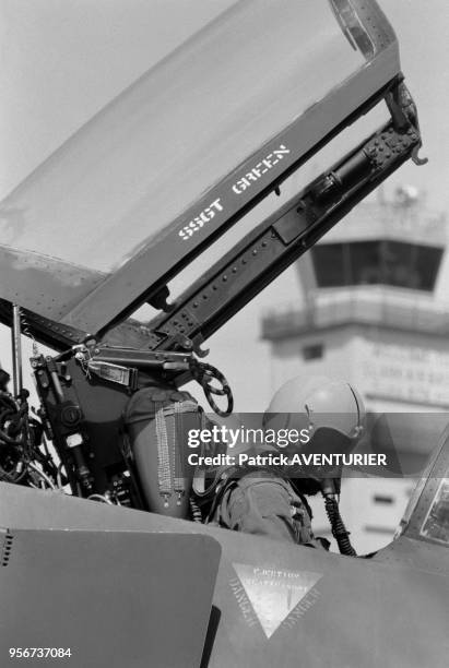 Pilote de chasse à bord de son avion de combat de type 'Phantom' sur la base américaine de Clark aux Philippines en novembre 1987.