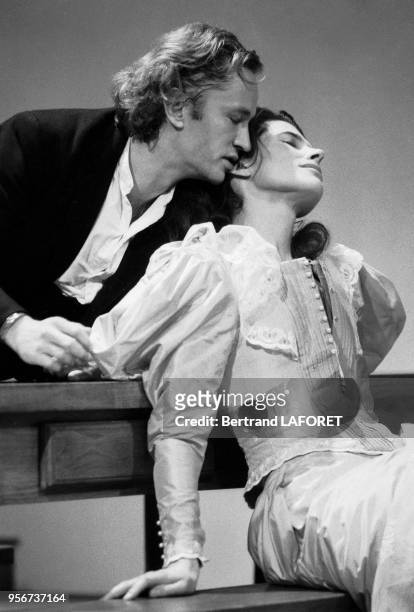 Fanny Ardant et Niels Arestrup jouent dans la pièce 'Mademoiselle Julie' au théâtre Edouard VII à Paris en décembre 1983, France.