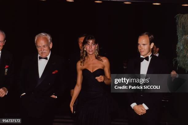 Le prince Rainier et ses enfants Caroline et Albert lors d'une soirée le 6 juillet 1989 à Moanco.