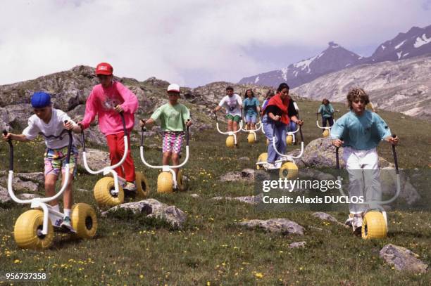 La trottin'herbe, trottinette adapté au milieu montagnard, lors de son lancement à l'Alpe d'Huez en juillet 1989, France.